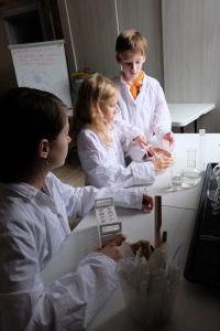 Pierwsze zajęcia chemiczne w Wolnej Szkole przy Akademii Młodych Przyrodników