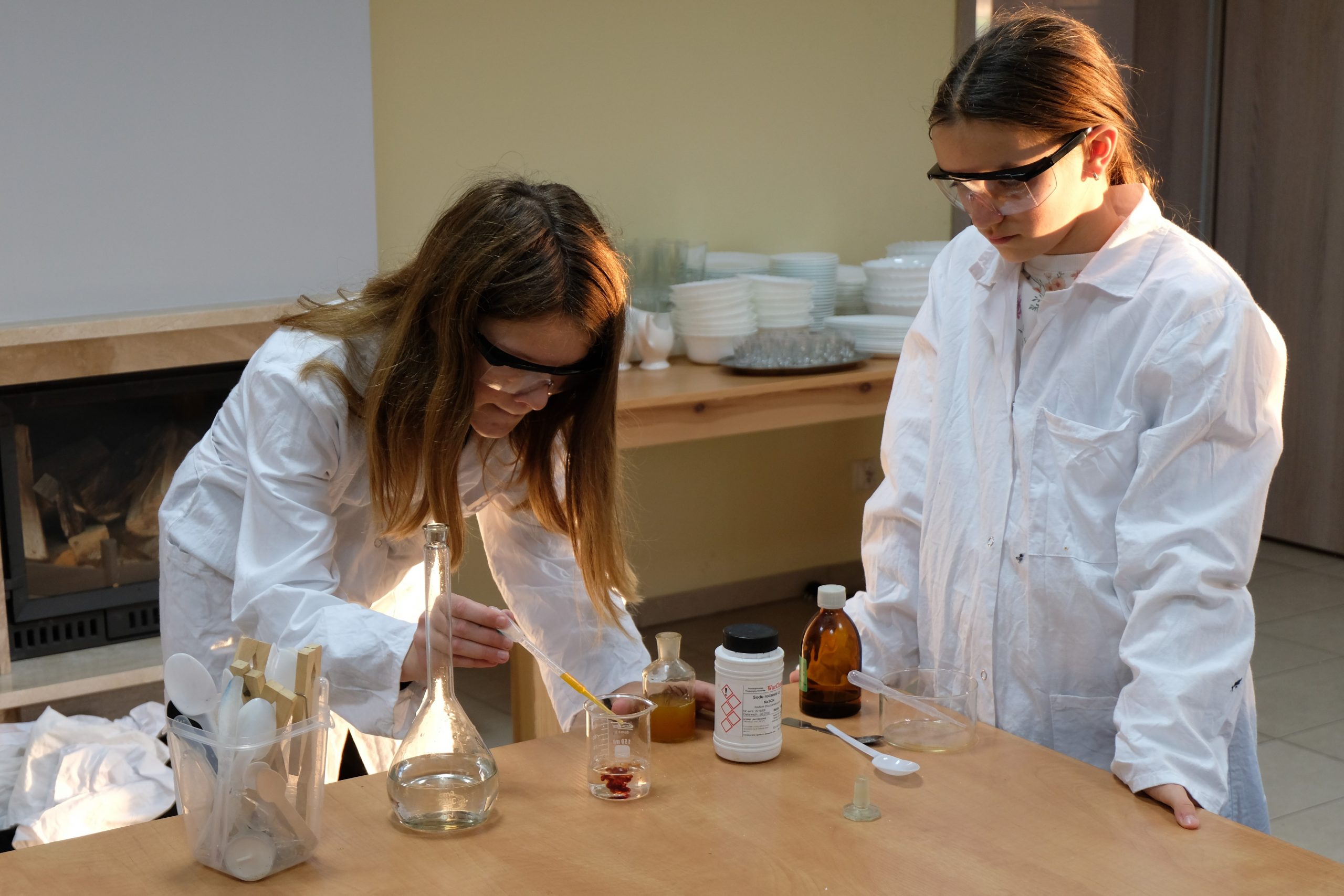 Pokazy chemiczne w Kołacie i Biskupicach prowadzone przez… Młodych Przyrodników