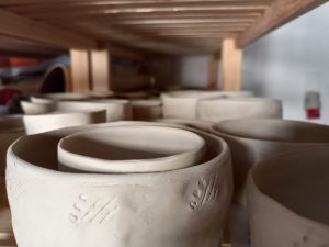 Zaklęci w Glinie: Odkrywanie Historii w Ceramicznej Zastawie!